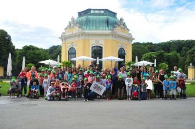 Gruppenbild vor dem Kaiserpavillon © Sozialmarkt Wien